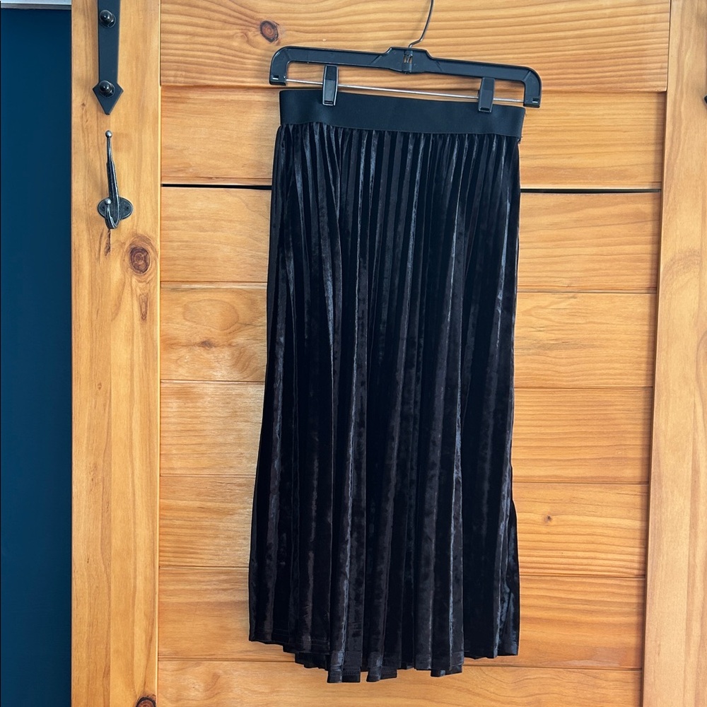 Ultra Pink Elegant Black Velvet Pleated Midi Skirt